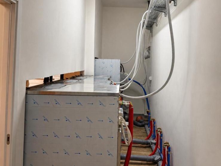 Il locale tecnico della lavanderia di Focene, con le passerelle portacavi e i tubi